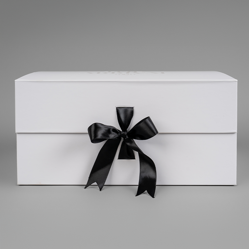 Folto Paws Arrival Box with premium gifts and accessories for large dogs